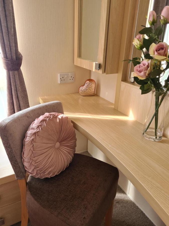 Beautiful 2 Bedroom Caravan, Holiday Park Tenby Saint Florence Zewnętrze zdjęcie