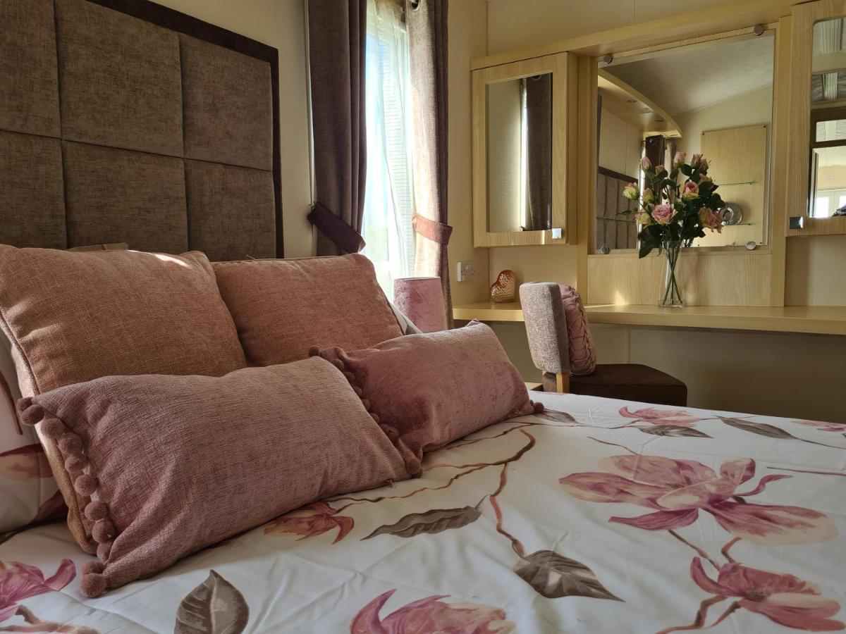 Beautiful 2 Bedroom Caravan, Holiday Park Tenby Saint Florence Zewnętrze zdjęcie